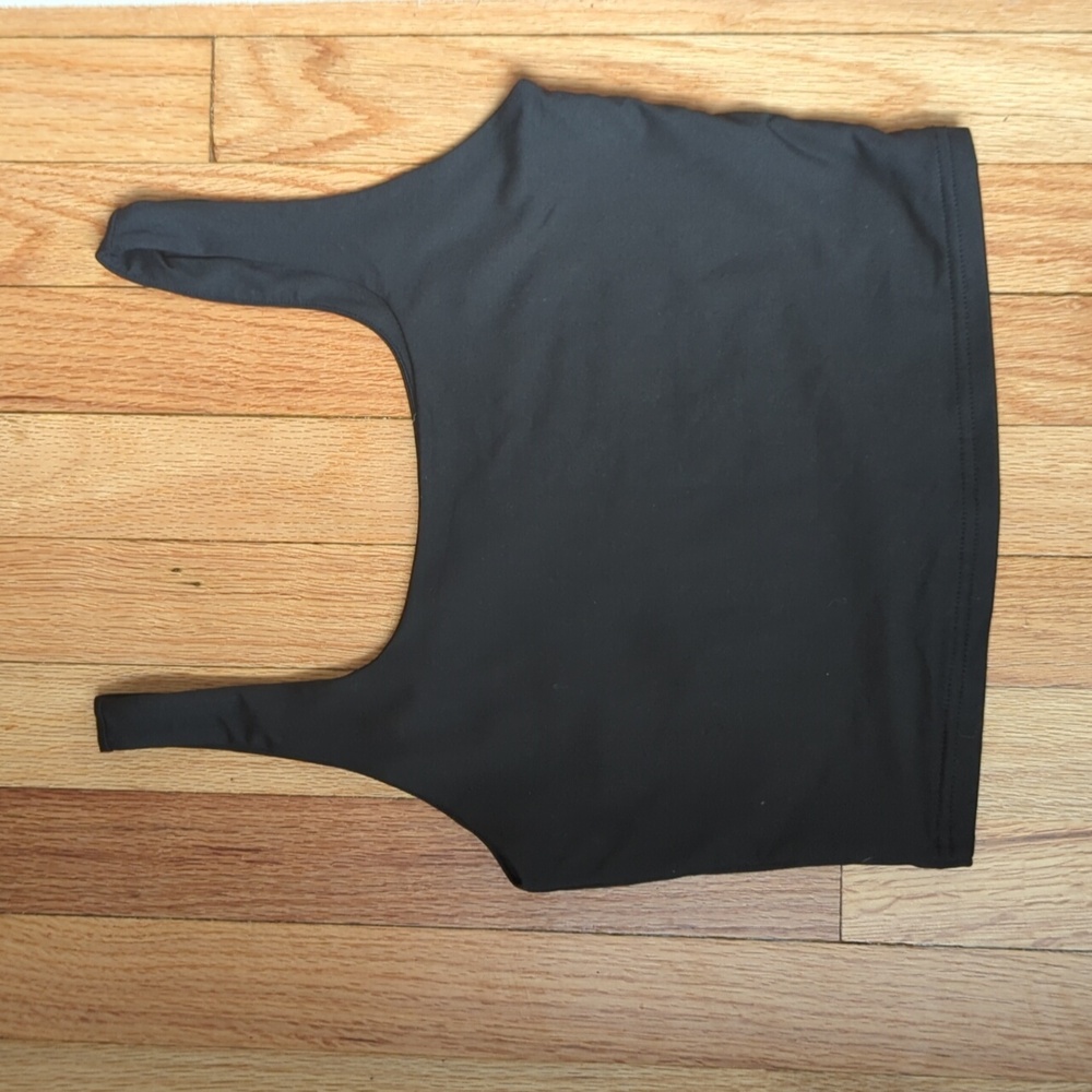 ReoRia black crop tank